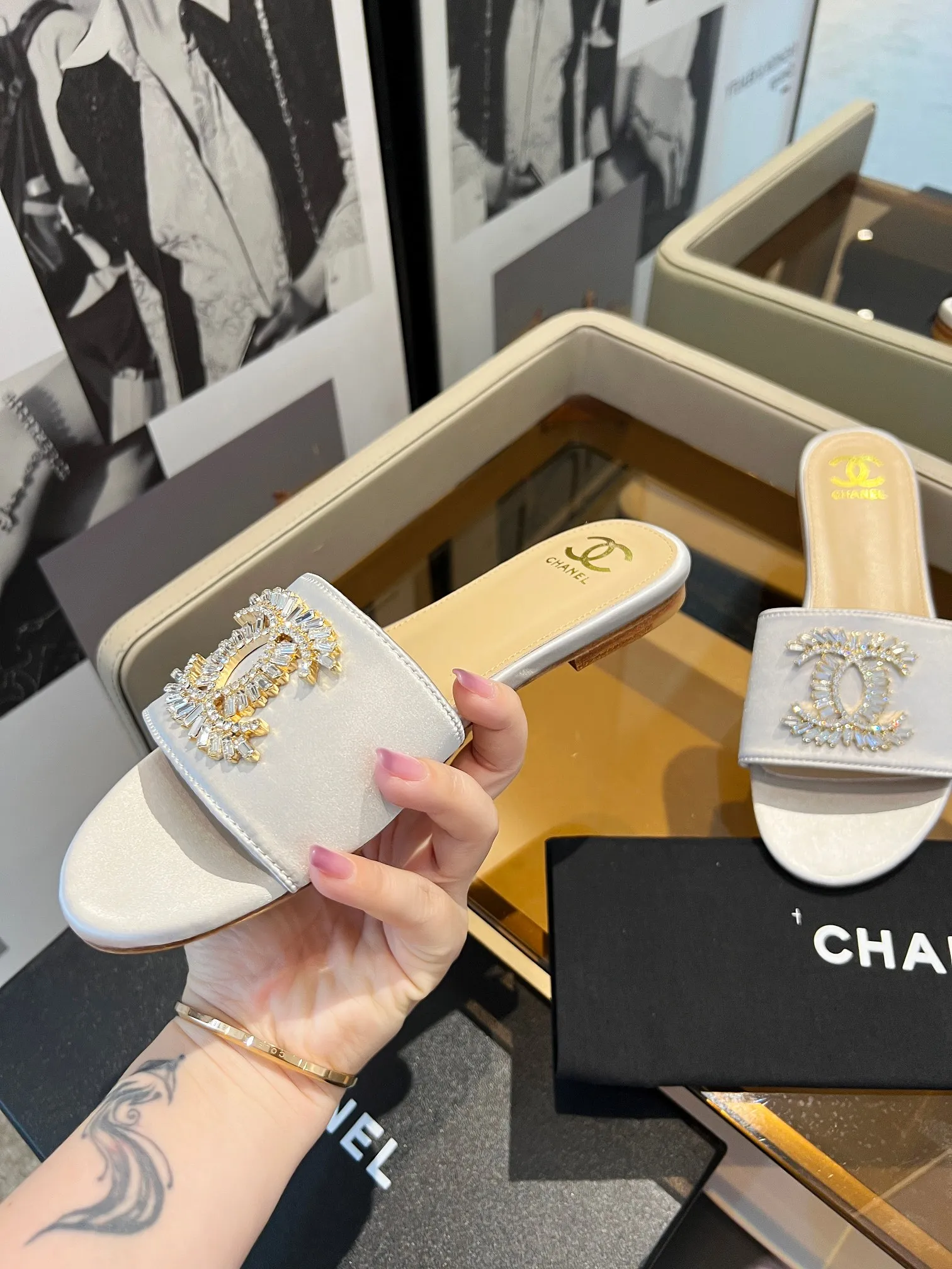 👟👟Ex-factory price 340👟👟 Genuine leather bottom +40 🎉🎉🎉Chanel Xiaoxiang C family sandals series official website synchronization, classic and elegant, casual wear 🌹🌹🌹🌹Original logo~Select imported cowhide and C family custom fabrics, multiple colors for the goddess to choose! ❤️❤️❤️❤️ Code number: 36~40 (customized 35 41 42 43 44 cannot be returned or exchanged)